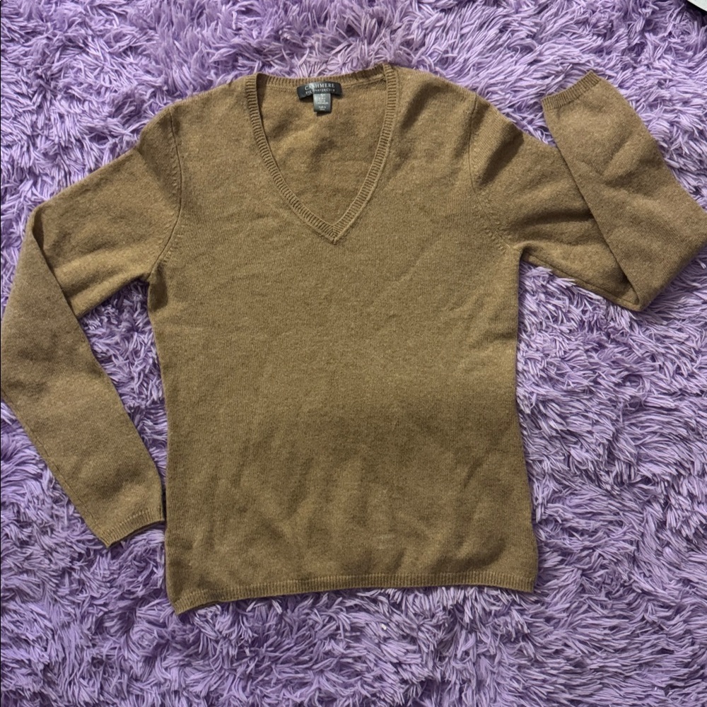 Elegant V-Neck Sweater in Warm Brown - Picture 4 of 4